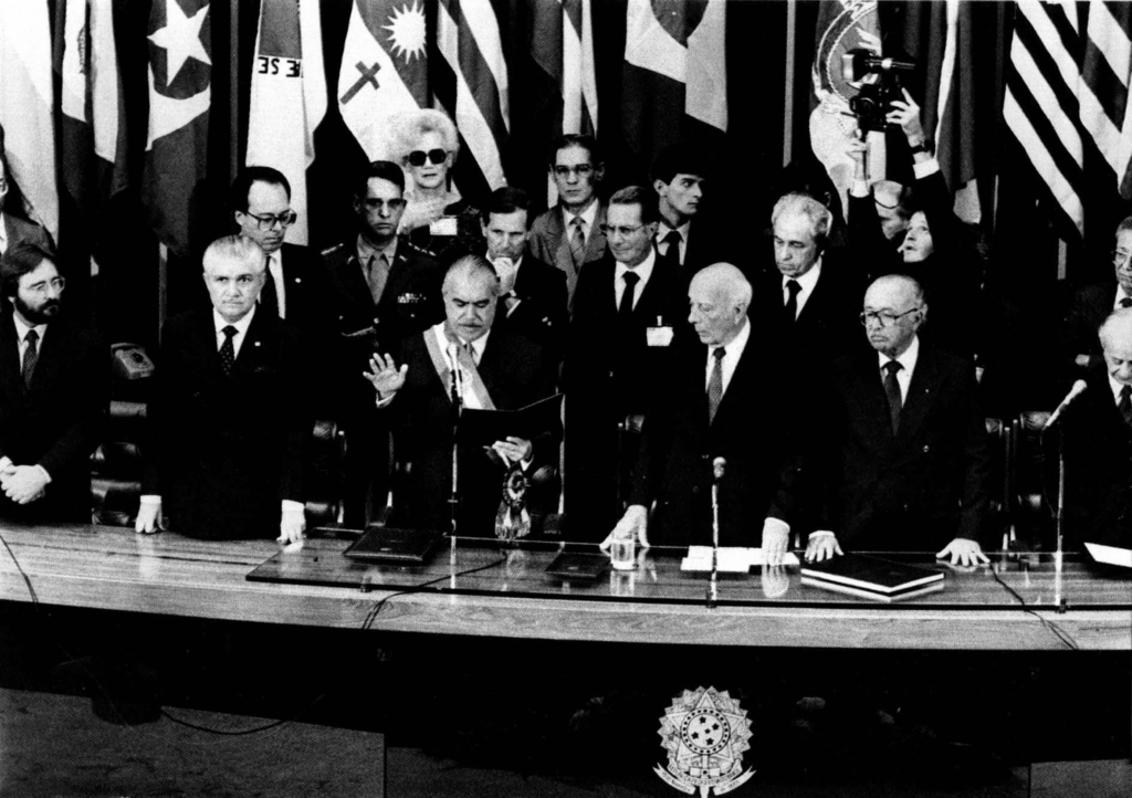 Sarney toma posse como Presidente da República